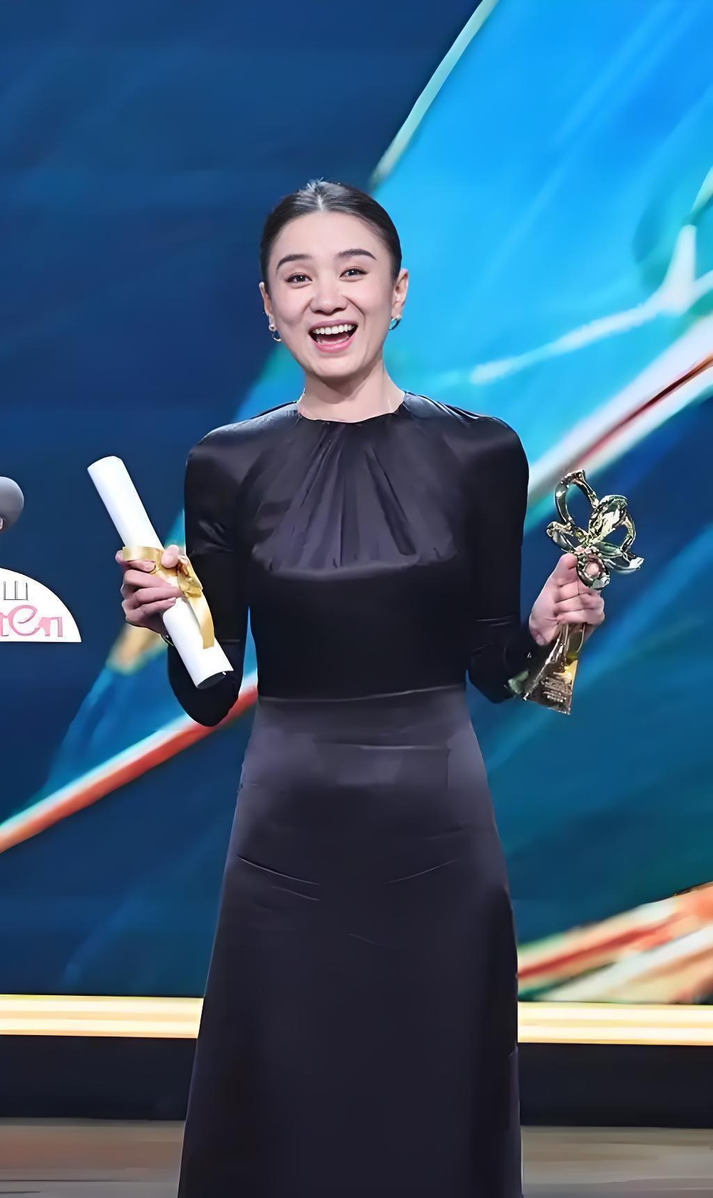 #明星#
宋佳真是太美了，才刚刚44岁芳华，在中国演艺界，却可以说，拿奖到了手软