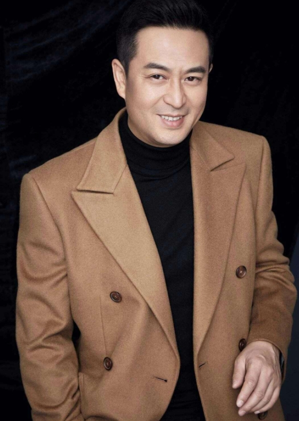 一天，张嘉译给自己买了一份五千万的保险，受益人是妻子。记者好奇:“为什么不是给妻