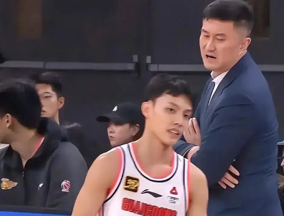 说实话，广东宏远和辽宁本钢的形势早就发生了逆转。
1. 双外援政策的变更，使得有