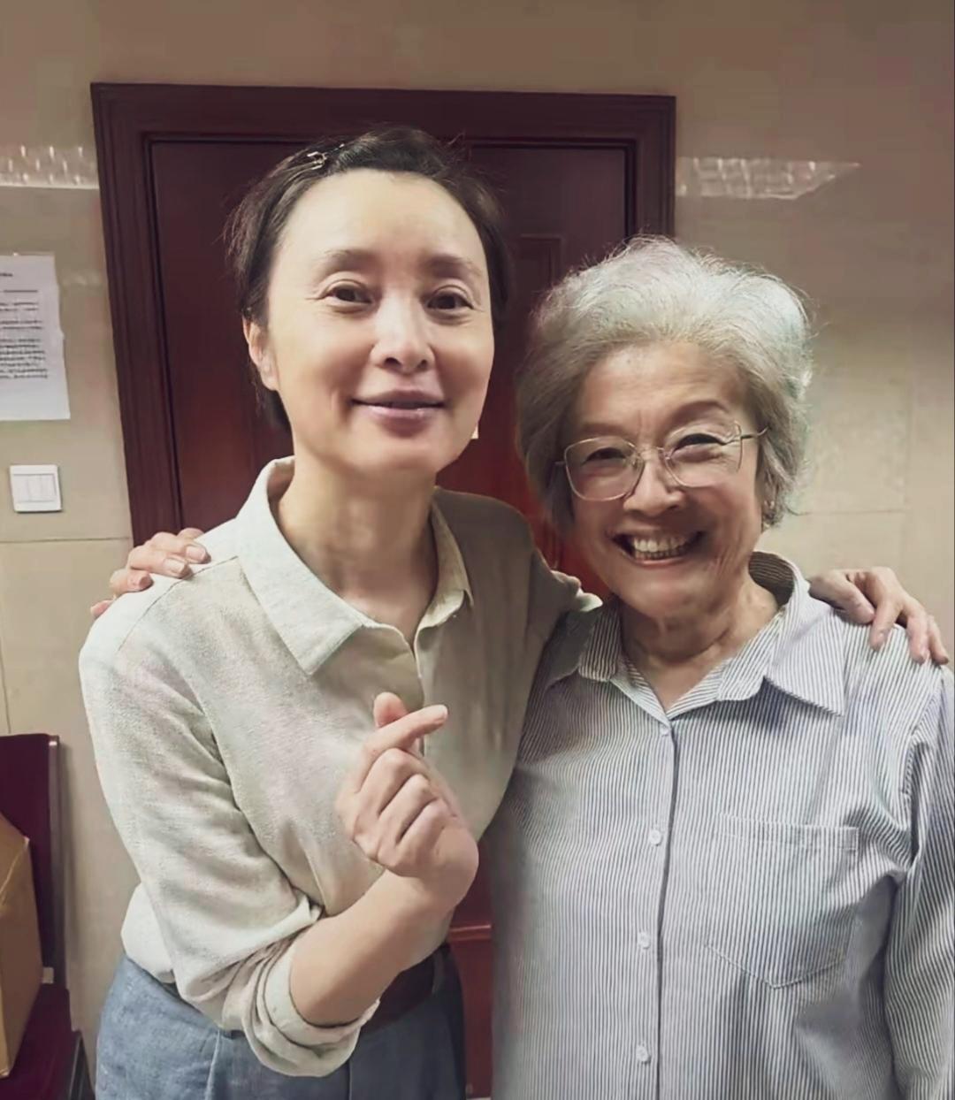 满头白发的宋春丽老师笑容灿烂，老戏骨朴实无华，与素颜的吴越真像母女俩！#宋春丽#