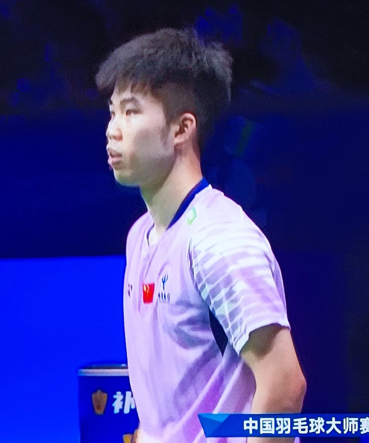 翁泓阳2：0战胜林俊易，勇夺冠军。
林俊易过网击球，翁泓阳8：5领先，林俊易三个