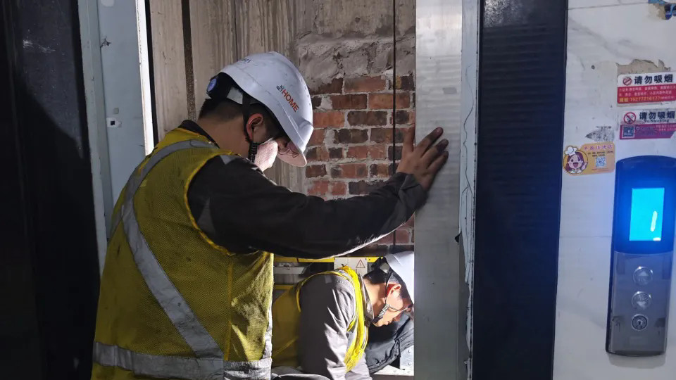 小区46部电梯停运追问：物业催费的边界到底在哪？