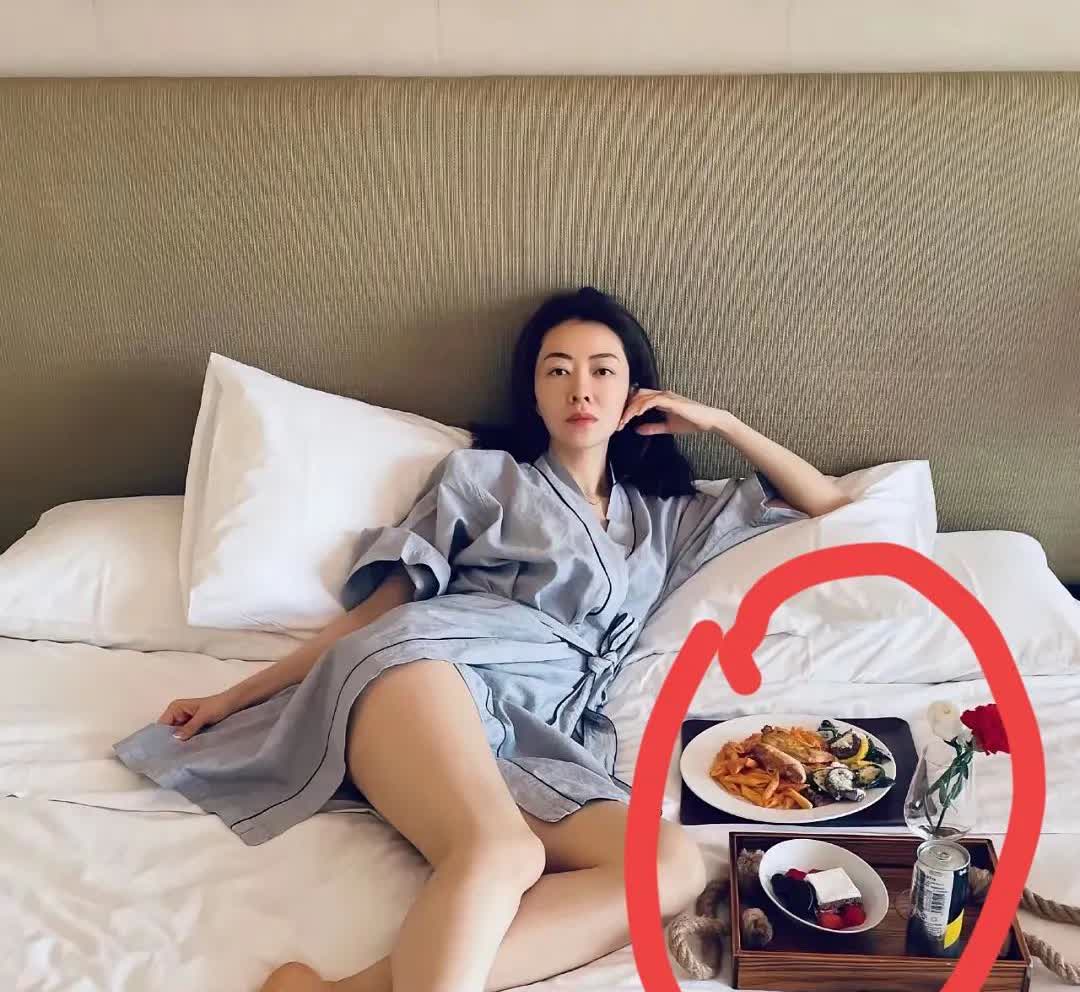 什么？还有比熊黛林幸福的人吗？
没有吧！
你看她这次开房
穿着这么性感的睡