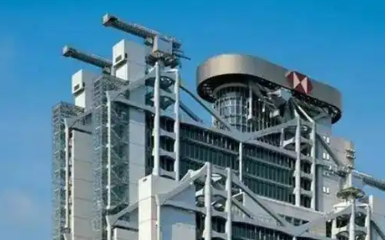 香港风水大战：中银大楼尖刀形状，杀气太重，汇丰银行朝它架两顶钢炮，刀来炮往