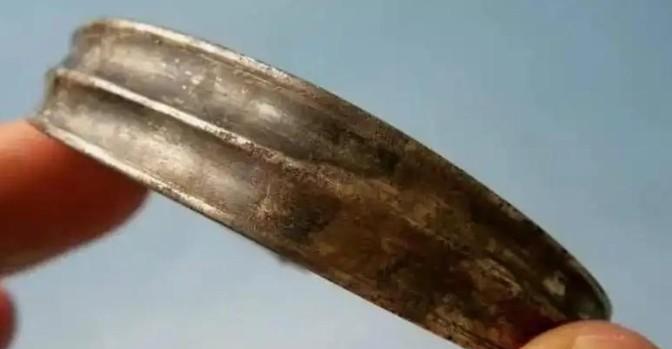 1300年前，唐朝一名贵妇将一个小纸条塞入银手镯的夹层中，这张纸条也被她带入了坟