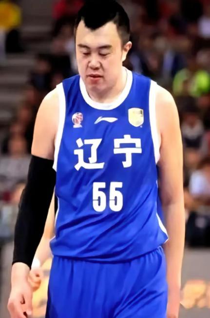 据媒体报道，辽宁队续约三位老将：韩德君、李晓旭和赵继伟。



这则消息迅速在球