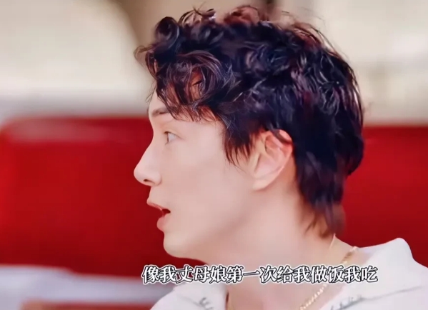 演员李承铉说：“我丈母娘第一次给我做饭吃的时候，她问我好不好吃，我就跟她说：妈，