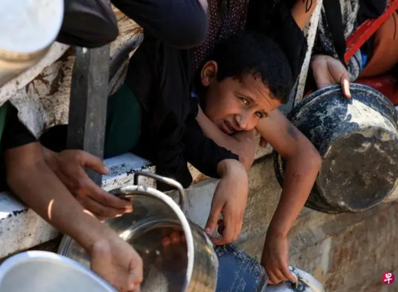 装圣母，以军方允许外国向加沙投援物资，凭什么空投还要以色列批准，就算允许空援，能