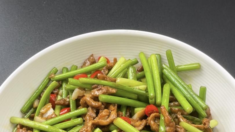 蒜苔炒肉：脆嫩鲜香，肉丝滑嫩，家常做法一学就会