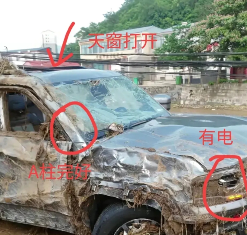 比亚迪赢麻了！

保定暴雨，一名男子在暴雨中开着自己的豹5电车参与救援，结果不慎