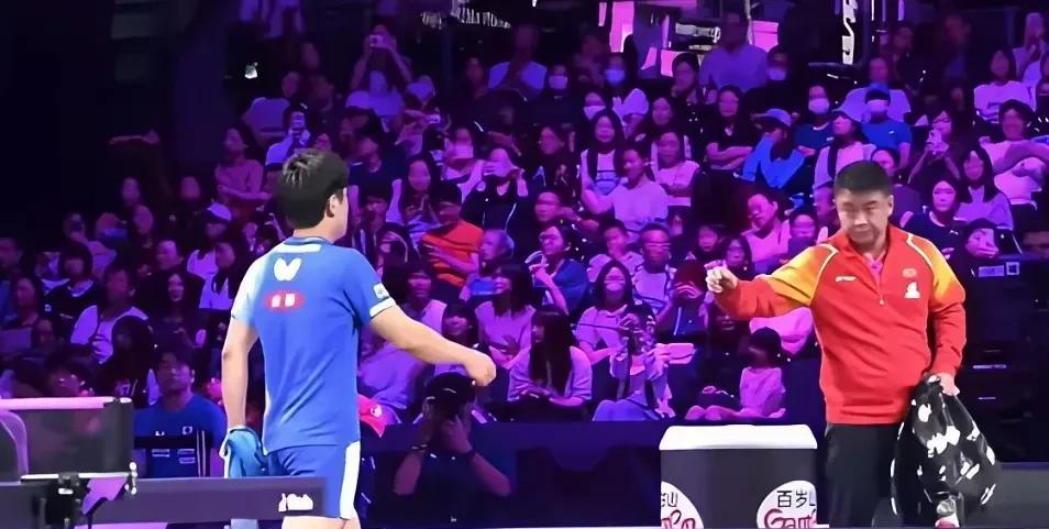 张本智和的两次握手。
王皓就是王皓。
张本智和就是张本智和。
你的握手位置变了。