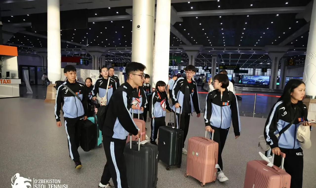 这也太小了吧[笑哭]。
看队服上的国旗，这应该是蒙古国参加2025亚青赛的小选手