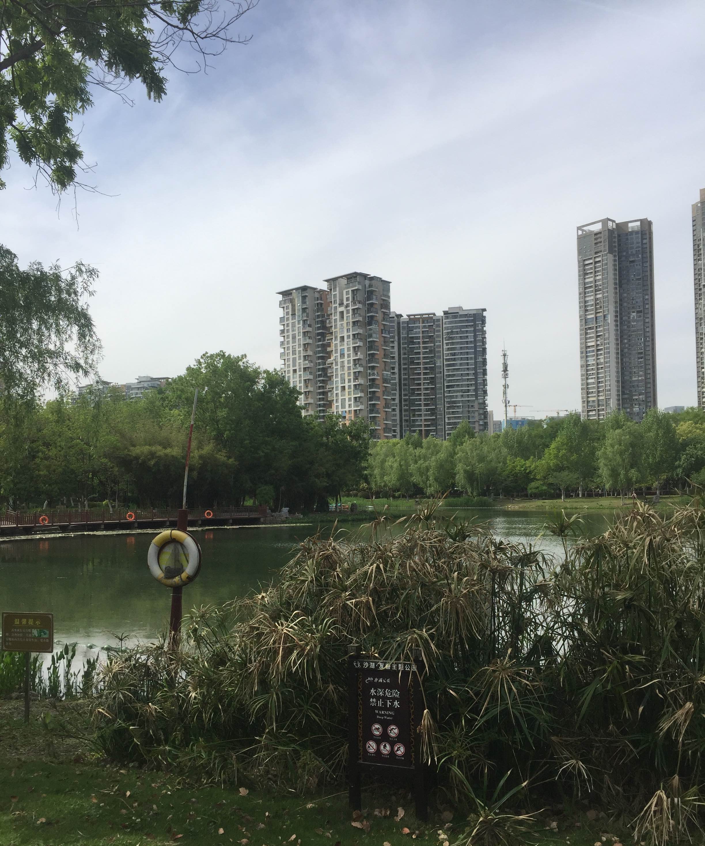 奉劝大家再也不要去足疗店了，浙江温州那个足疗店就是这样的，男子去消费嘛。去玩个足