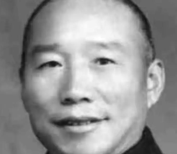 1948年，国军的一名伙夫和大部队走散了，被解放军拦下，解放军看他年纪大，便发了