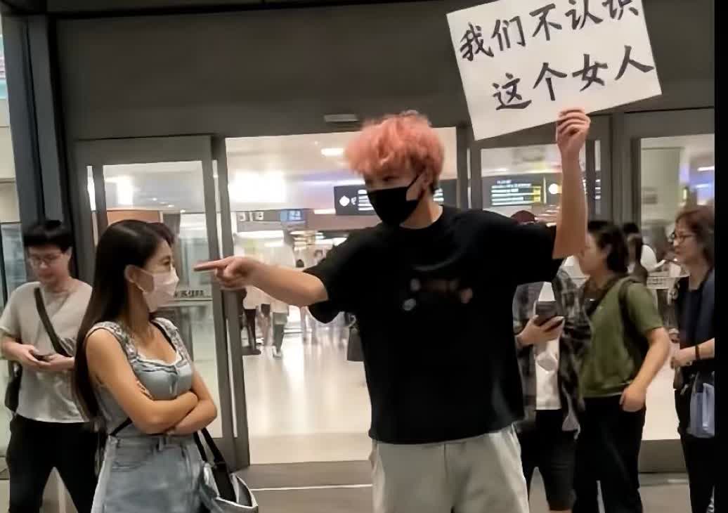 这样都没发火，王楚钦太能忍！

国乒结束比赛回京，机场一女子“纠缠”王楚钦，