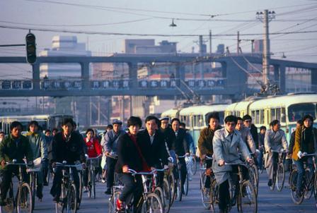 今天的中国这般强大，其实是很反常的，中国本该比现在更穷困、更落后、更弱小才对。因