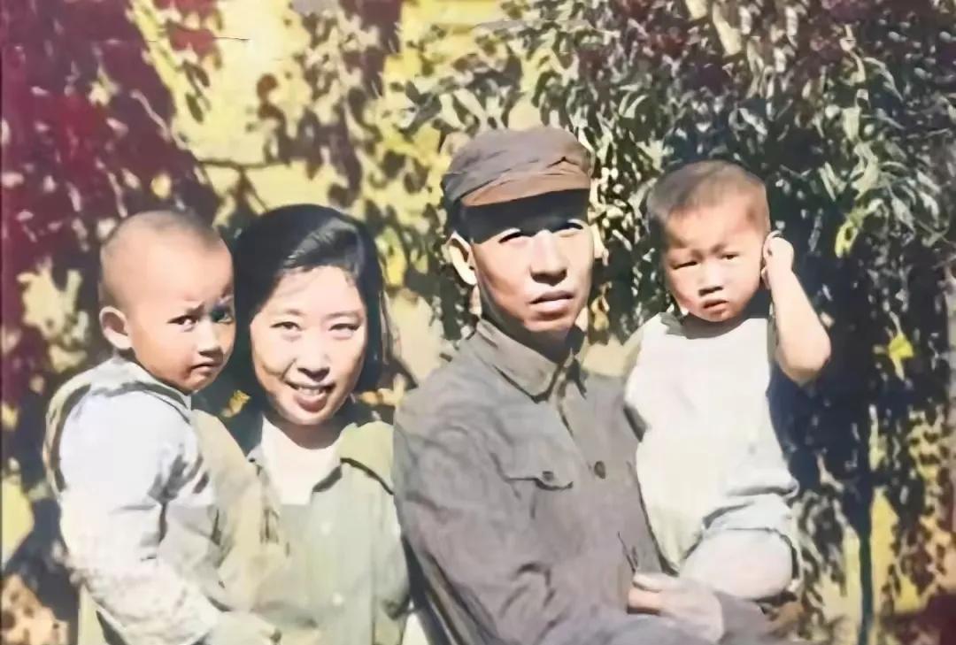 一张老照片。
1948年，刘少奇和王光美婚后不久在西柏坡的一张珍贵合影，那一年王