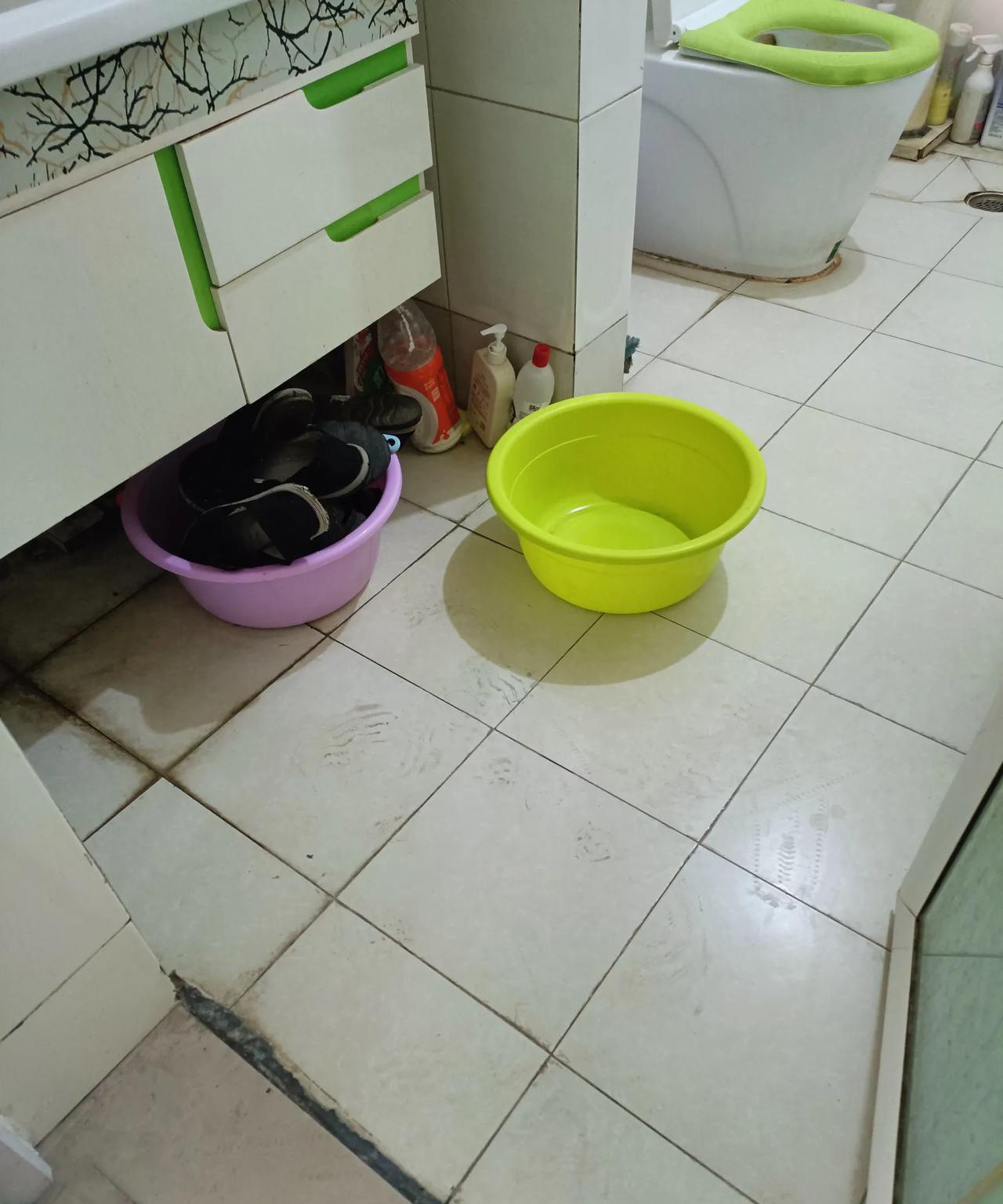 这就是跟公公婆婆住一起的好处
天天给你留活，管头不顾腚。
他们不管什么脏净，觉得