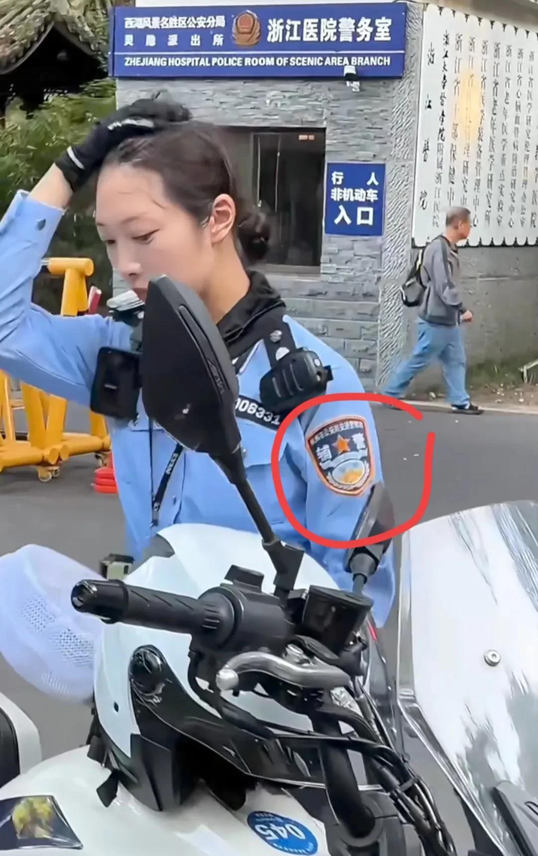 杭州交警更换夏季制服，看到兔子警官换上后，貌似人都瘦了，更美了！
这几天杭州高温