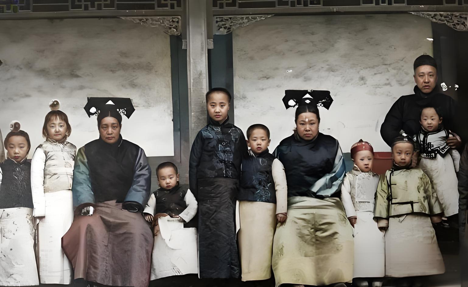 这张照片拍于1914年北京醇亲王府，是溥仪他们家的家族合影。



1914年的