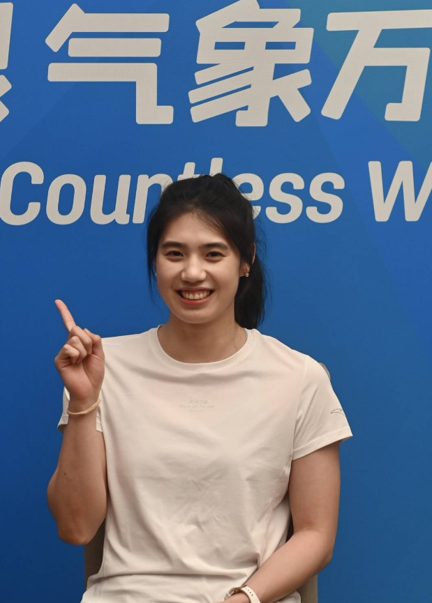成都2025年第12届世界运动会开幕，东京奥运会女子游泳冠军张雨霏作为执旗手参与