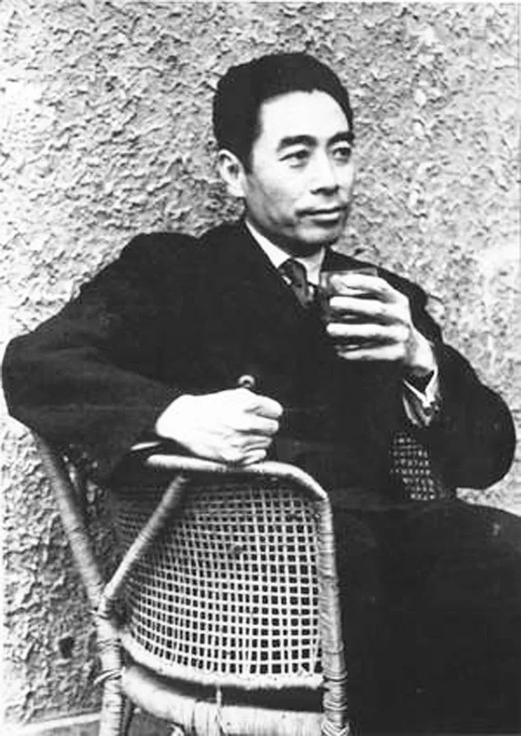 1971年，一个外宾参加国宴时，顺手拿走了国宝九龙杯，工作人员不知如何是好。周总