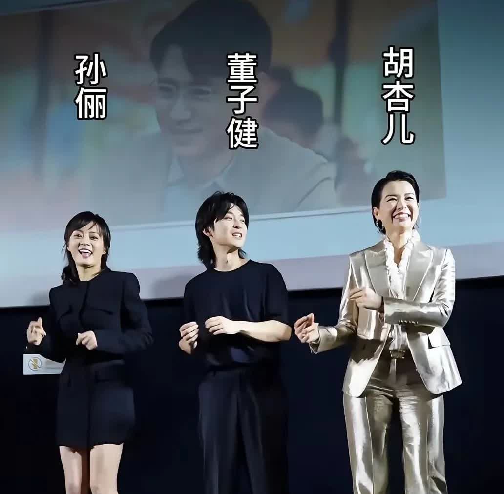 董子健怎么做到的，和姐姐们跳舞，居然比姐姐们还美。三个人在一起真的好像三姐妹。