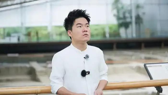 与辉同行带货低价“麻黄鸡”被麻黄鸡产业协会“打假”，目前产品从抖音橱窗下架