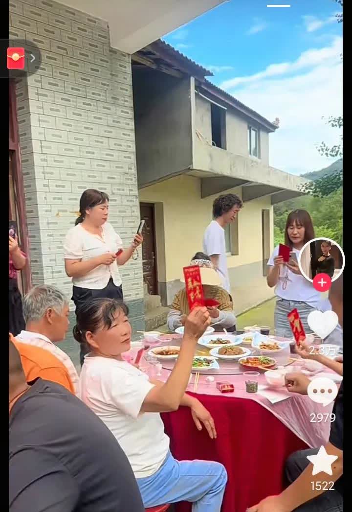 《史记》里项羽说，“富贵不归故乡，如衣绣夜行？”庞麦郎再次走红也赚到钱后，回老家