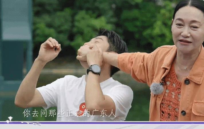 红姐是真敢啊！
直接上手捂撒贝宁的嘴
还来两次
妥妥的物理闭麦
那意思就是
结果
