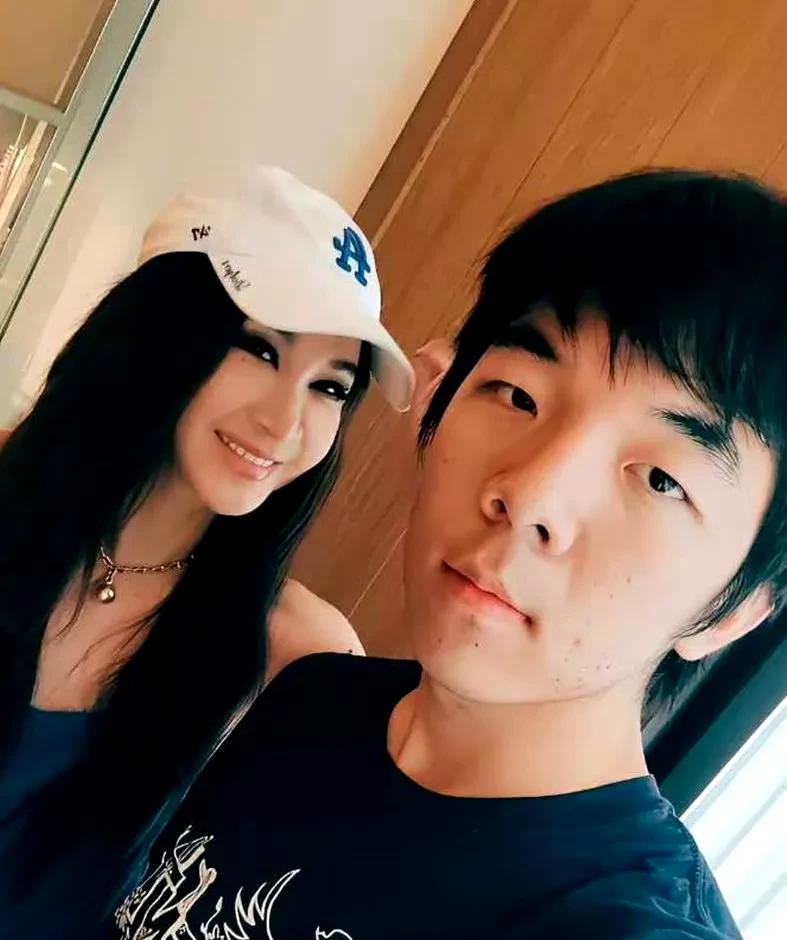 温碧霞何祖光的样子何国伦，已成翩翩少年，相貌与何祖光老公好像！