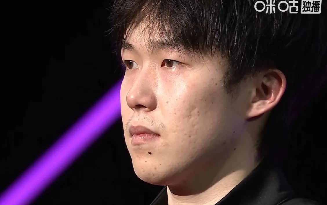 王楚钦很有风度，颁奖结束和张本智和击掌庆祝，但往回走时把花给扔了。
王楚钦今天