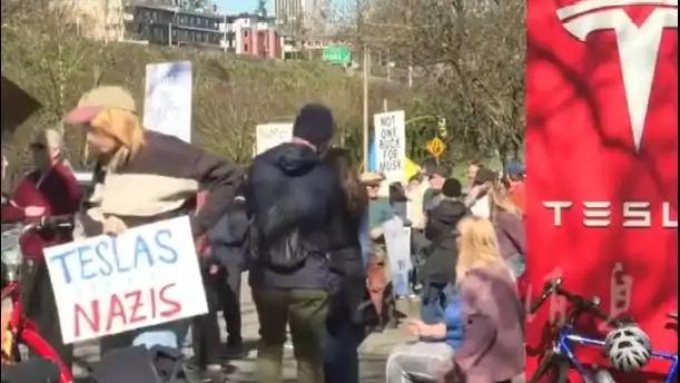 全美炸锅！马斯克遭万人围攻，特斯拉门店被喷“纳粹汽车”！