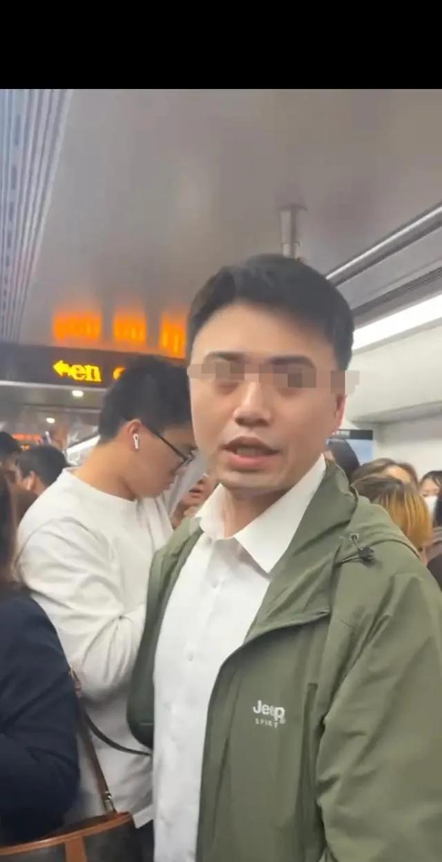 这个人一定是病了，或者受了什么刺激，不然衣冠楚楚的他怎么会做出如此龌龊的事情。听