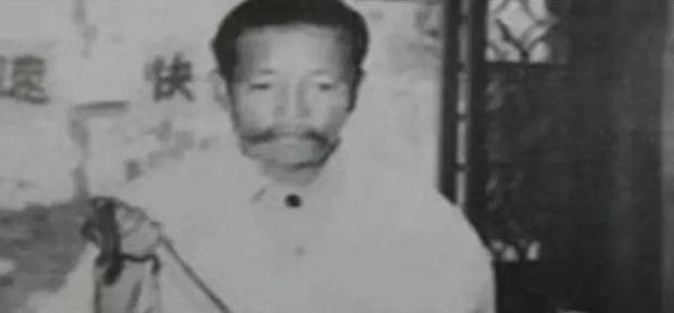 [太阳]1955年，一个走江湖的男子故意让毒蛇咬自己的舌头，等蛇释放完毒素后，他