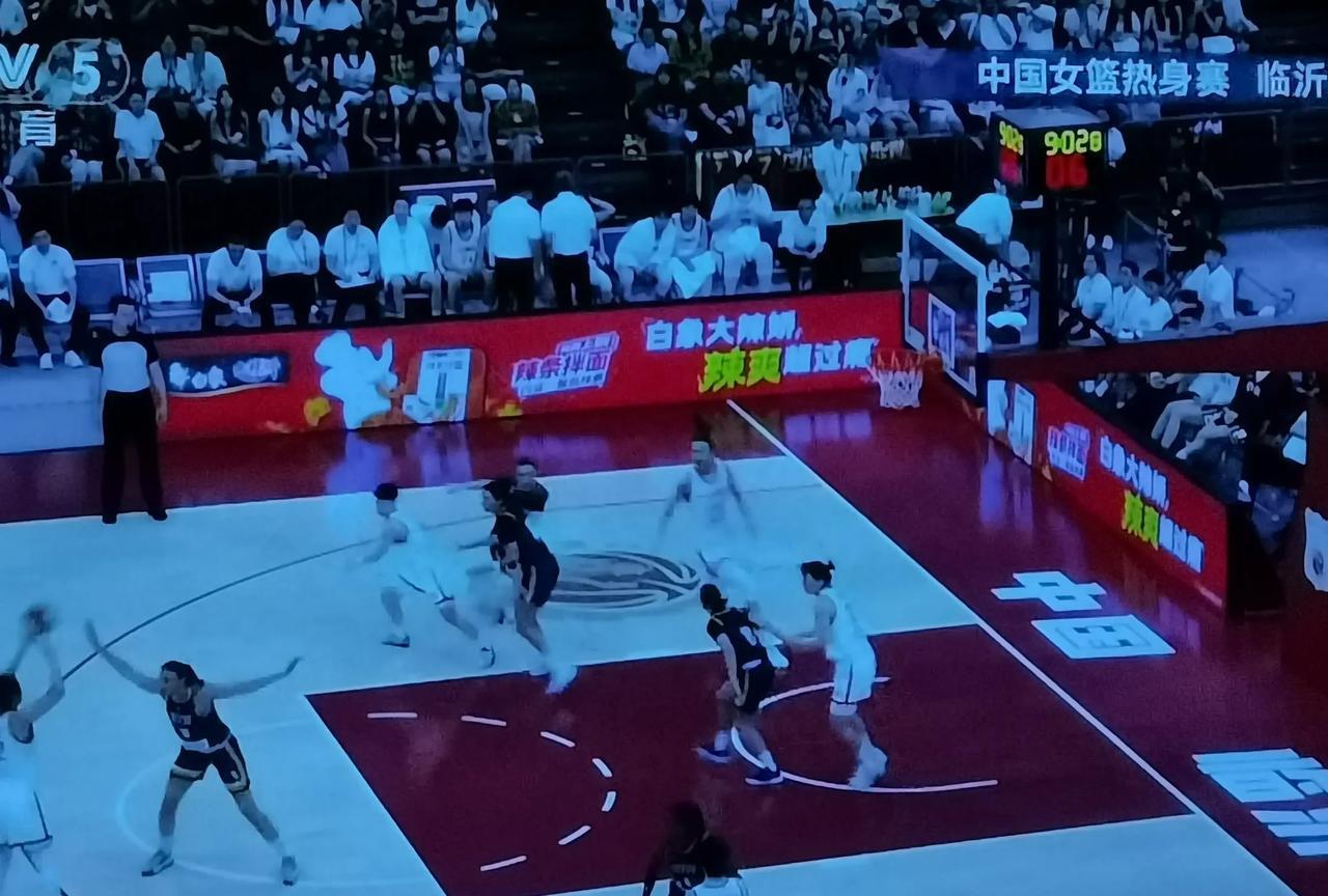 千呼万唤宫指导的女篮。终于亮相了。对阵波黑女篮，以演练为主。有几点感觉。一，全体