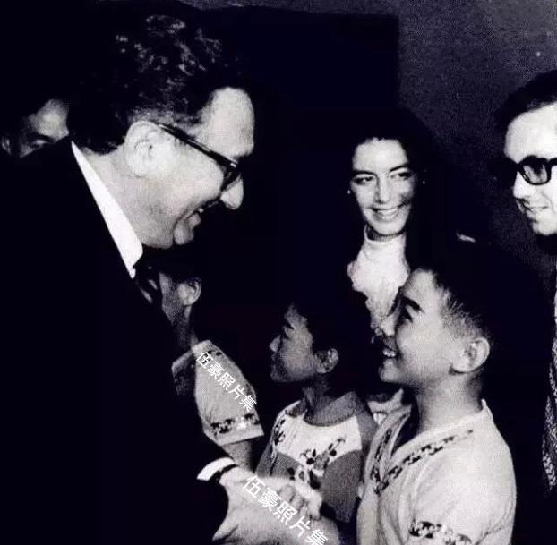 小时候的李连杰和基辛格握手，你见过吗？
1974年7月12日下午，美国总统理查德