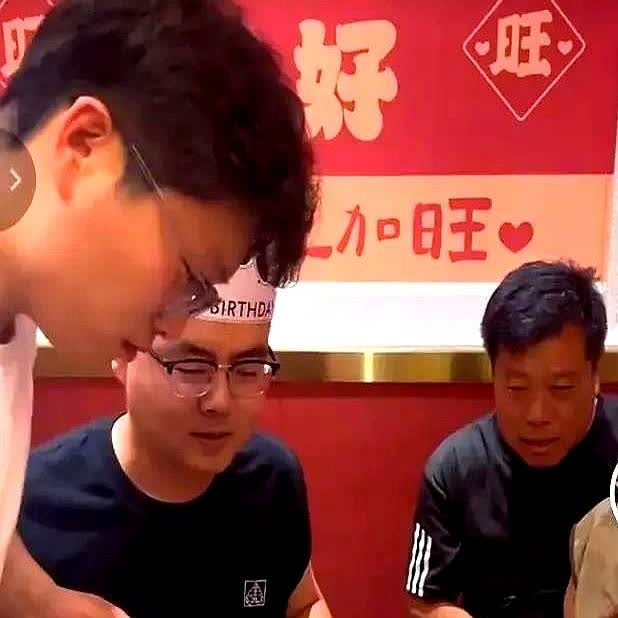 这个蛋糕呀出生就是给亲妈许敏造孽来了！

昨儿傍晚在小区遛弯，看见隔壁楼王婶
