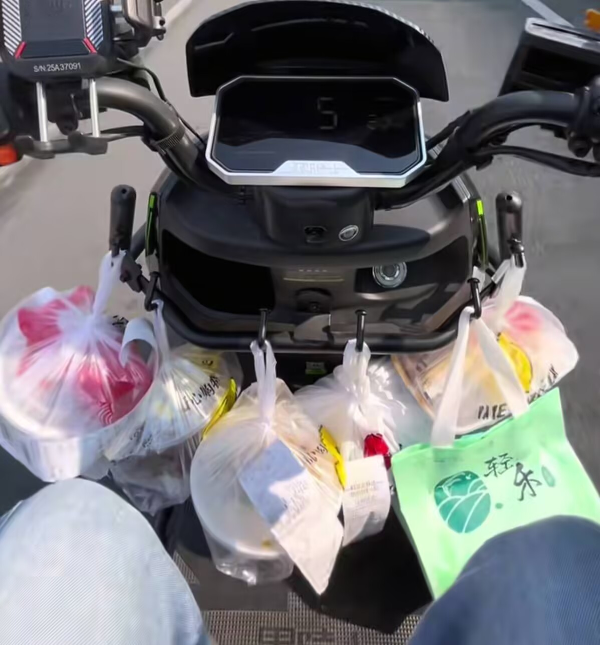 外卖界的卷王们，你们跑午高峰是不是也这样，餐多的保温箱都放不下了，只能挂在车把上