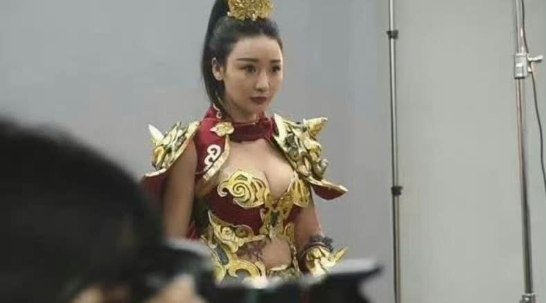 柳岩这是在演哪吒吗？