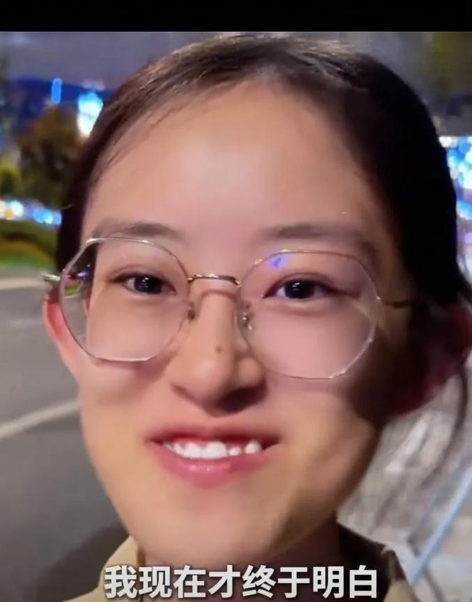 新华社力挺的高考女生分享父母为什么总让你拼命读书的意义:
父母逼你读书，并非是希
