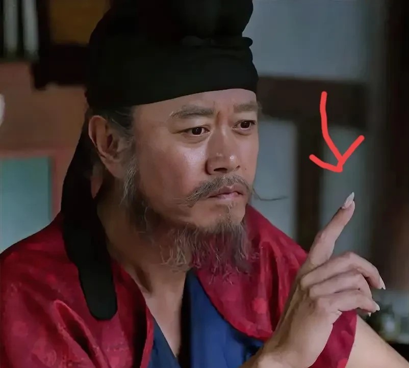 你发现没
《长安的荔枝》里有一点让我羡慕
那就是何有光的美甲，你说
他一个堂堂大