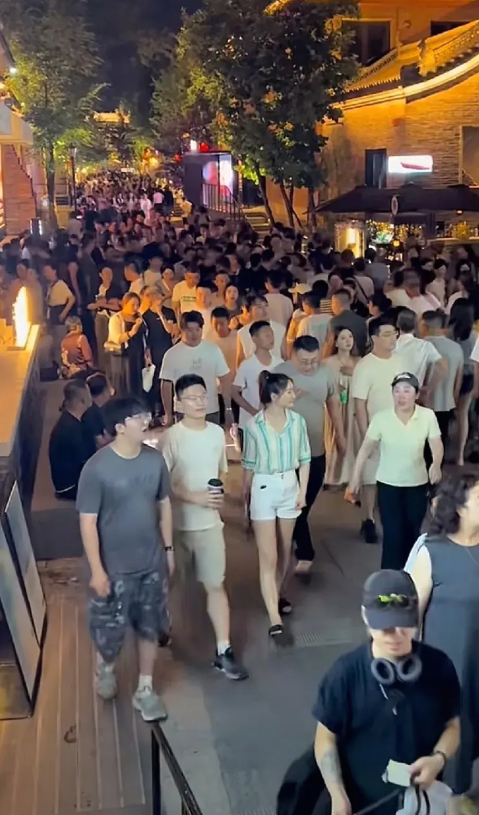 大同真的顶不住了！
短短暑期开始才20天，到发旅客量就高达94万人次，一天就将近