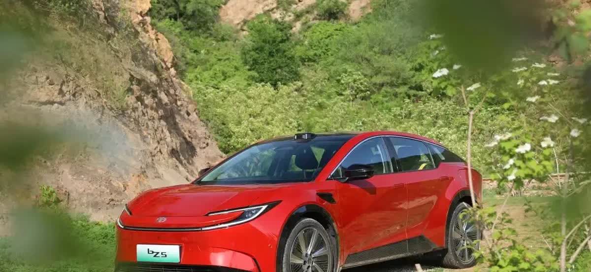 一觉醒来，工信部的两条重磅消息让车企震了又震！
1、自2026年1月1日起，购