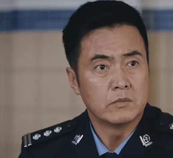 《利剑玫瑰》
内鬼出现了，他不是肖局，也不是老尹，更不是佳佳。
这个人有可能就是