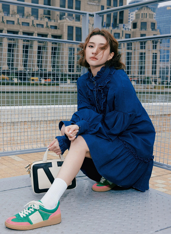 何超莲的春天苏州河citywalk，这妆造和状态真不是一般的好！ 