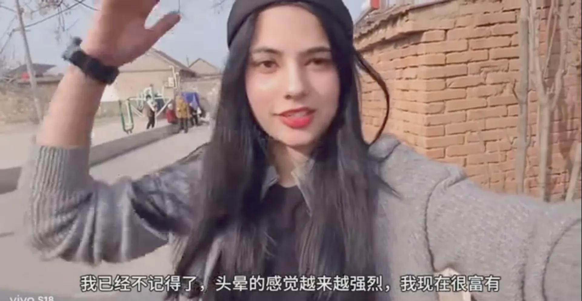 阿霞最新发布的视频称自己很富有，应该举办庆祝活动。

阿霞最近发布了一个视频，声