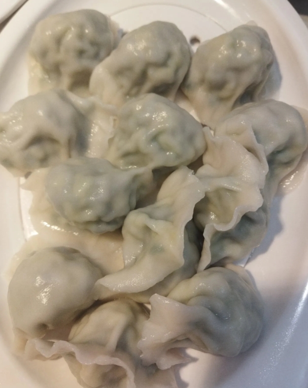 今晚，婆婆指着她碗里剩下的一点面条对橙宝说，奶奶吃不下了，你能帮奶奶吃了吗？
