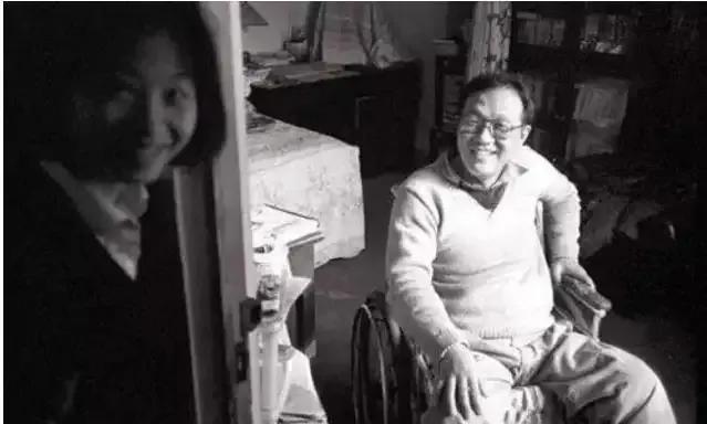 2010年，作家史铁生患病住院，医生问他的妻子：“要不要救？”陈希米回应：“不救