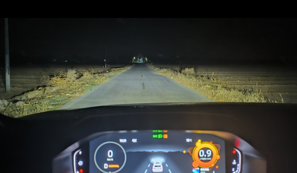 它有时真的很亮。
这灯，你说它不亮吧，会车近光灯跟远光灯似的，对面闪个不停；远光